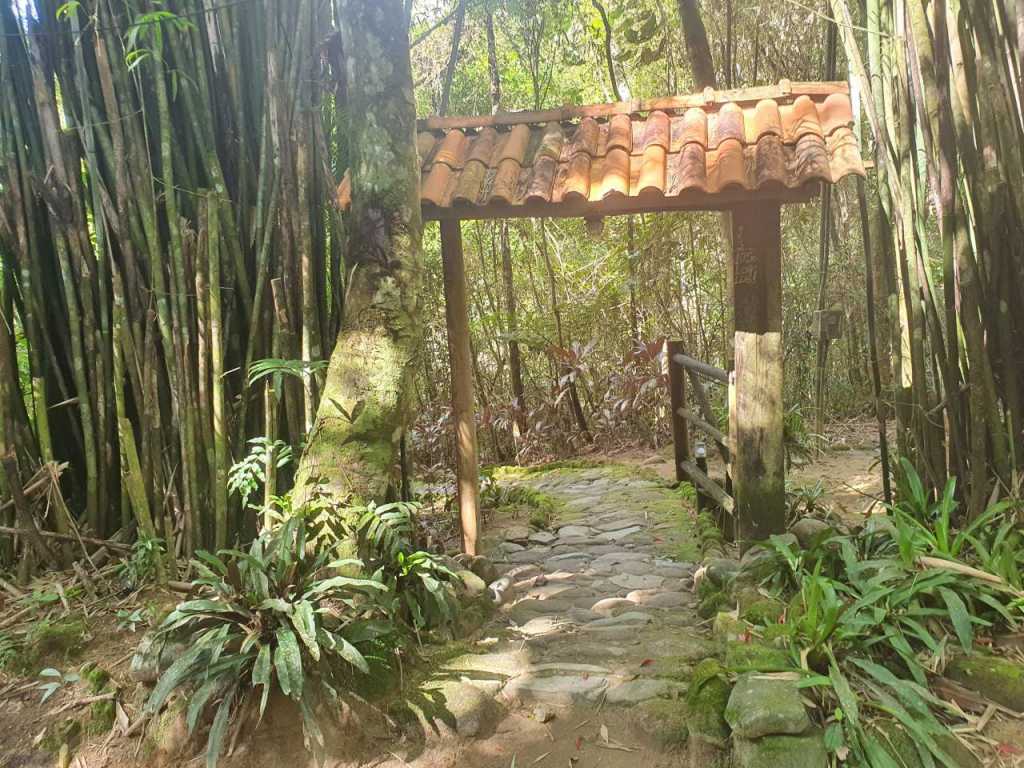Sitio Terabitia - Casa no Sertão do Rio Bonito piscina sauna e rio passa em frente a propriedade.