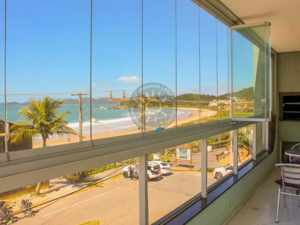 Apartamento de frente, contendo bela vista para o mar, localizado a 20 metros da praia de Quatro Ilhas em Bombinhas - Exclusivo.