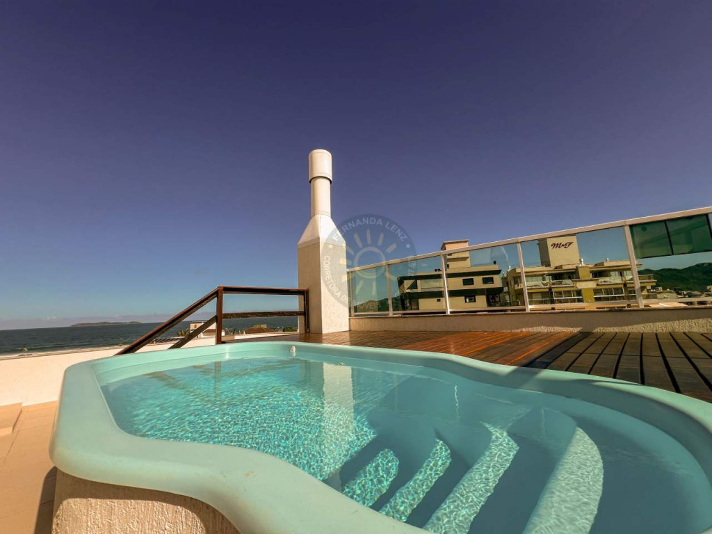 Cobertura Duplex com piscina localizada a 60 metros da praia de Canto Grande - Exclusivo