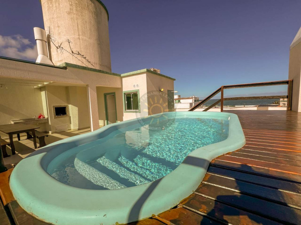 Cobertura Duplex com piscina localizada a 60 metros da praia de Canto Grande - Exclusivo