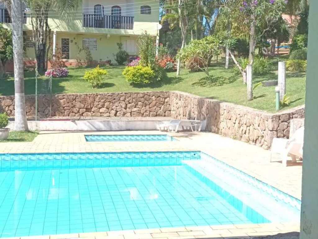 Excelente chácara com piscina e salão de jogos em Mairiporã-SP