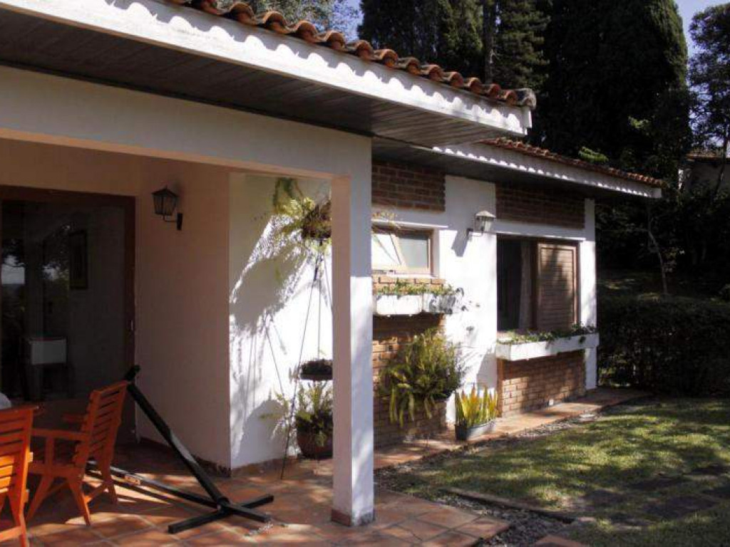 Ibiúna-SP. Casa no Condomínio Colinas de Ibiúna com área de lazer completa.