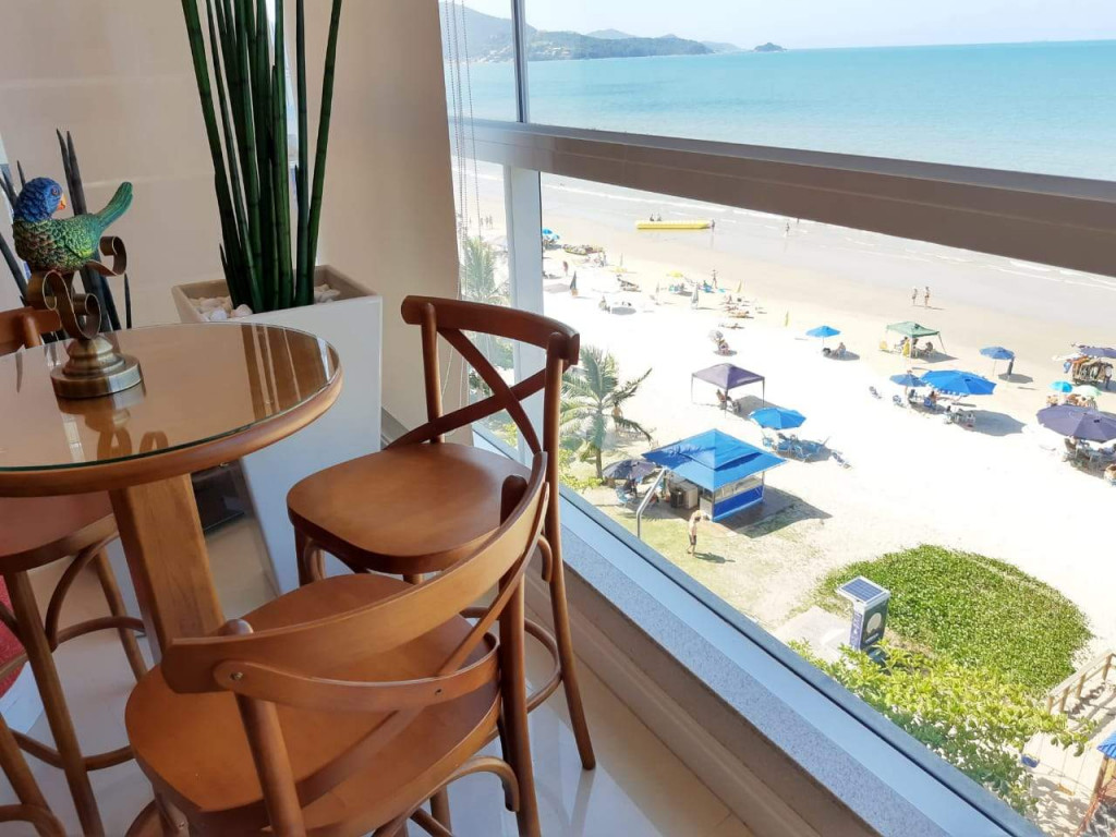 Apartamento frente mar 5 suites com ar -3 vagas garagem - Meia Praia