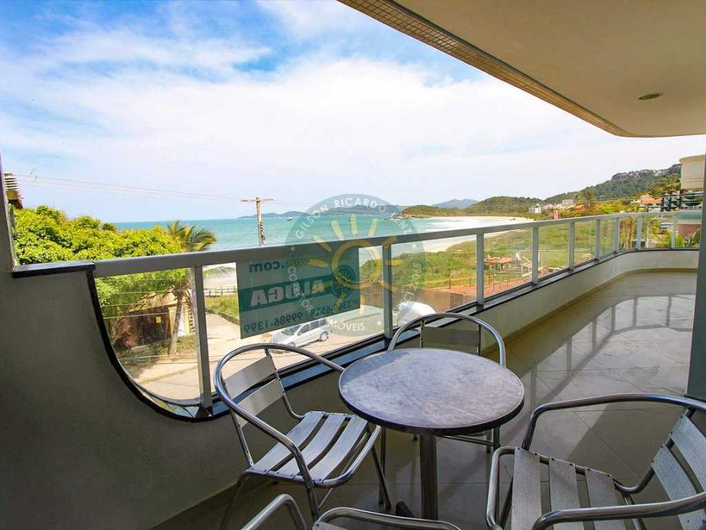 Apartamento com vista para o mar, localizado na praia de Quatro Ilhas em Bombinhas.