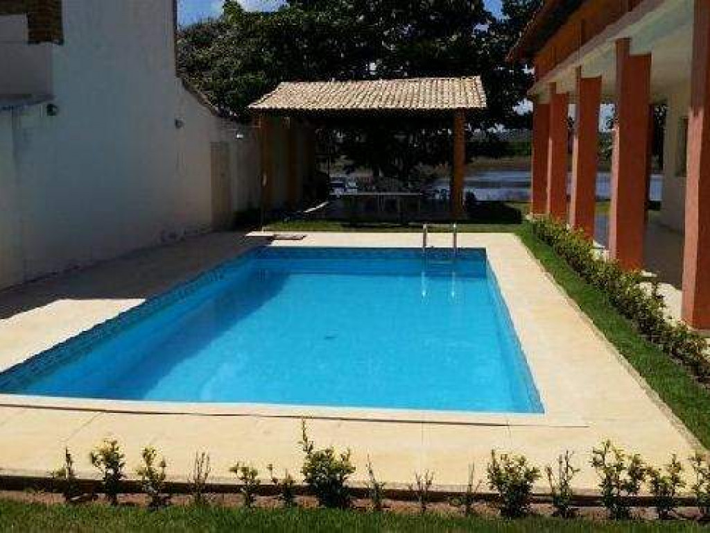 Casa Térrea - 4/4 com piscina e churrasqueira - a 300 metros do mar - Condominio Paraiso