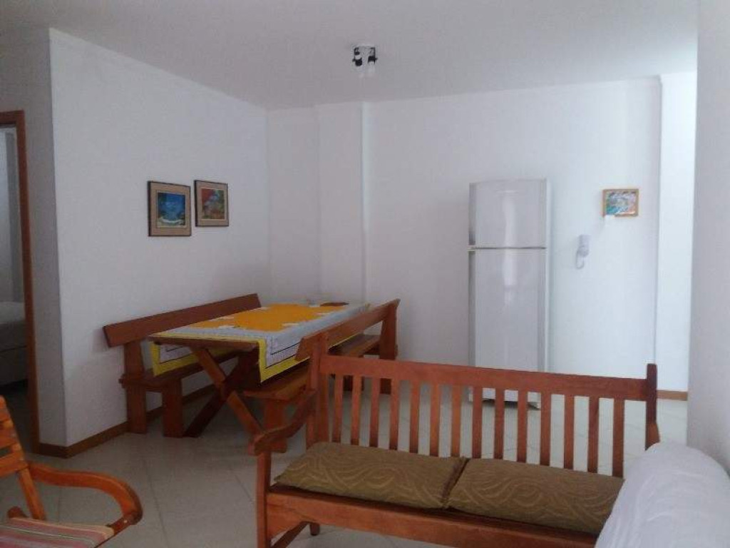 Excelente apartamento localizado a 350 metros da praia de Bombas