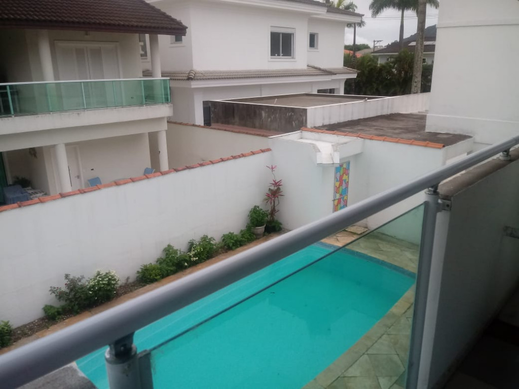 Linda casa para Temporada em Guarujá com piscina, churrasqueira, quadra para até 12 pessoas