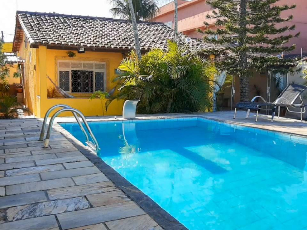 Casa com piscina e mini campo de futebol em Cabo Frio