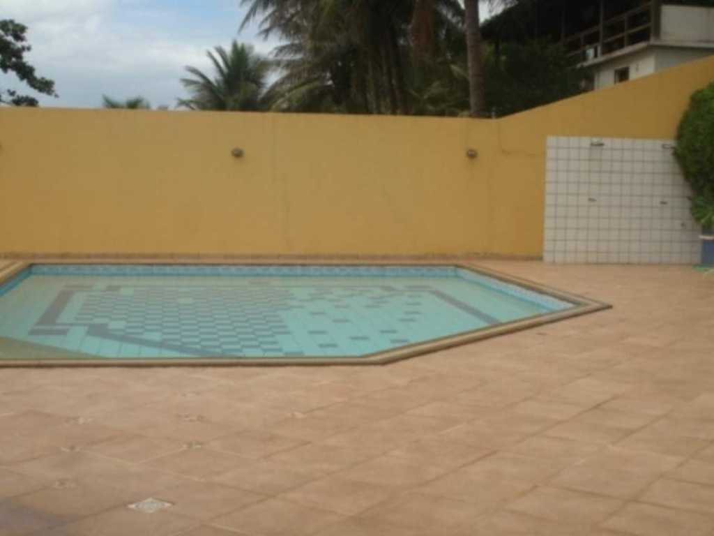 Casa em condomínio de alto padrão, com piscina e área churrasco em Guarapari