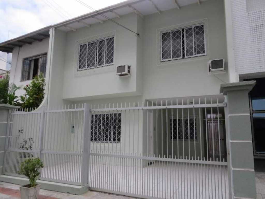 Res.Joel Casa nº 48 com 3 dormitórios (1 suíte), para 10 pessoas, completa, no centro de Balneário Camboriú