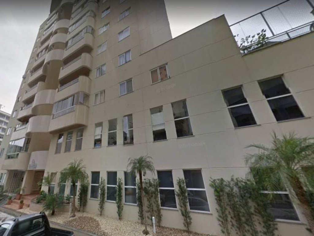 Amplo apartamento no centro de Balneário Camboriú, com 3 dormitórios com Ar e sacada com churrasqueira.