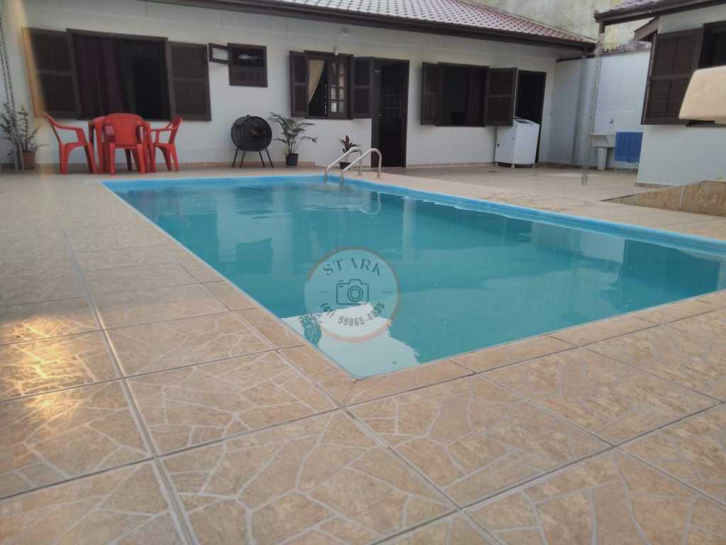 Casa c piscina, wifi, ar condicionado e na quadra do mar em Matinhos