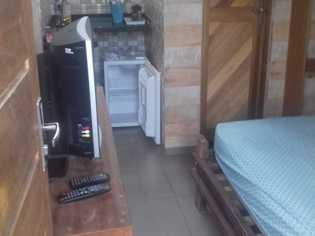 Chalé com sala e cozinha integrados , dormitório, banheiro e lavanderia