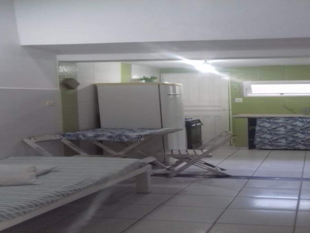 Chalé com sala e cozinha integrados , dormitório, banheiro e lavanderia