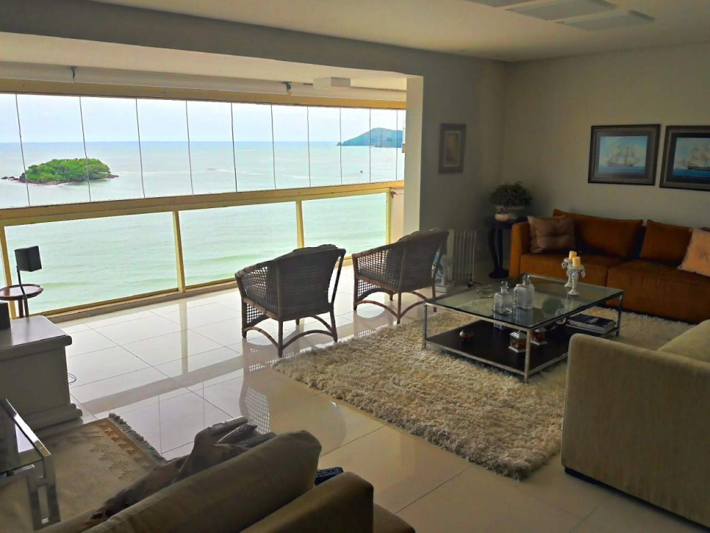 Grande apartamento FRENTE MAR na Av. Atlântica de Balneário Camboriú.