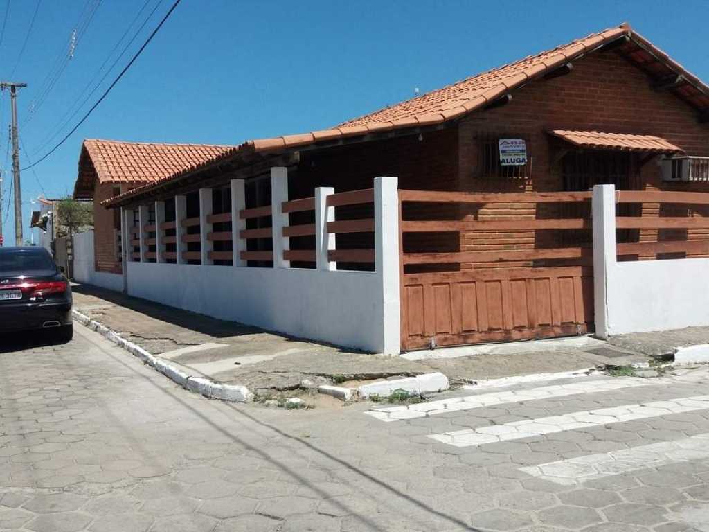 Casa na quadra da praia e próximo ao Caranguejão