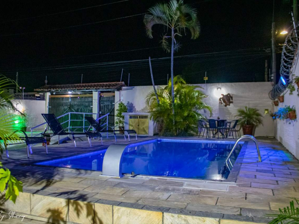 Casa com piscina e mini campo de futebol em Cabo Frio
