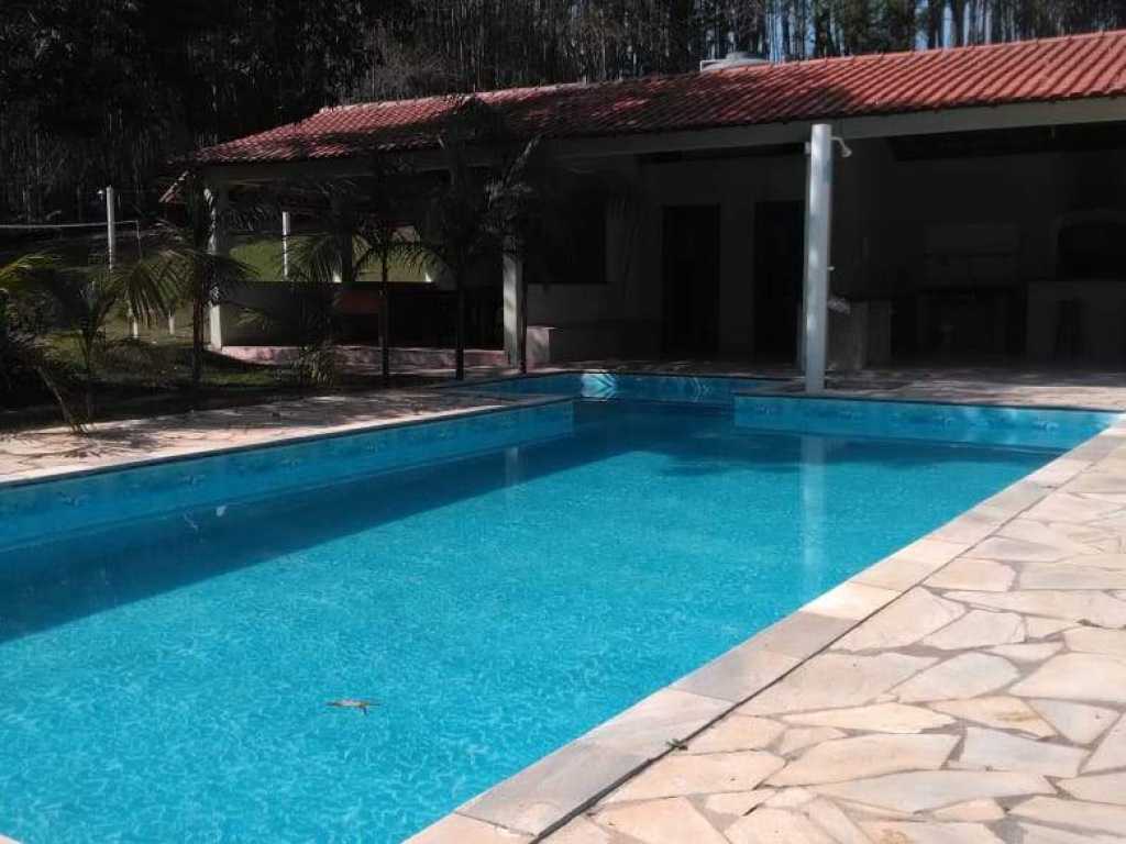 Chácara em Santa Isabel com piscina, mini campo, salão de jogos para até 18 pessoas