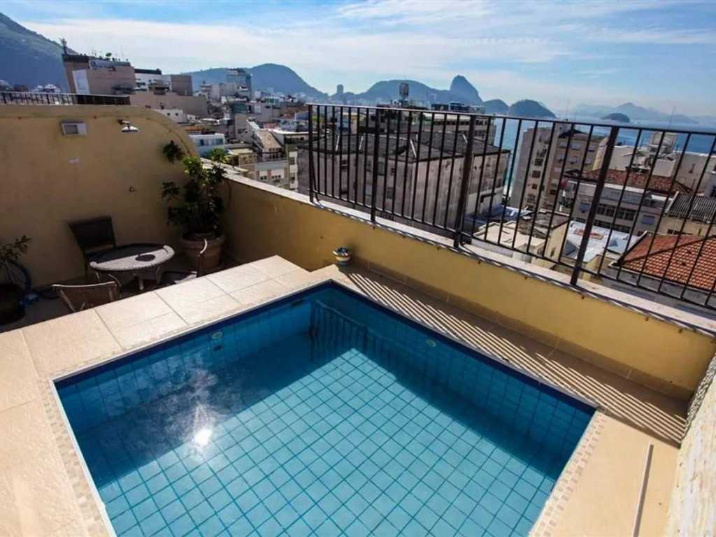 Linda Cobertura duplex com varanda e piscina e proximo da praia de Copacabana!