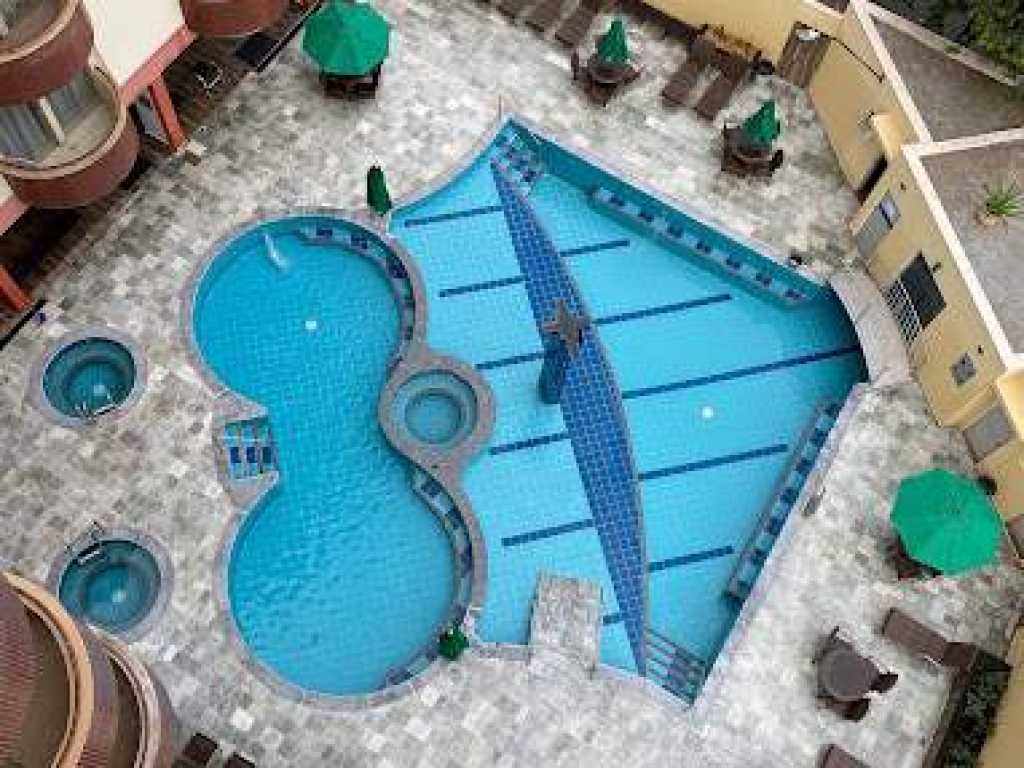 Condomínio encantador com piscinas, area de lazer.
