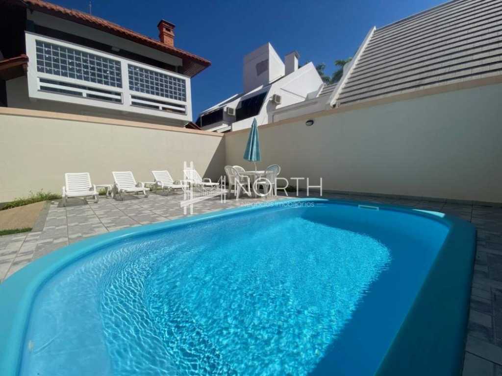 Casa com piscina para 20 pessoas à 50 metros do mar
