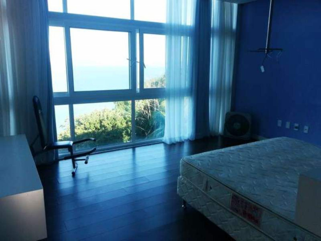 Belíssima casa frente mar com 6 Dormitórios em Condomínio Fechado na bela praia do Estaleirinho.
