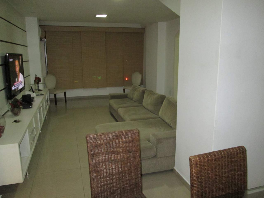 Maravilhoso apartamento de 3 quartos em Copacabana, na 2a quadra da praia. Muito confortável.