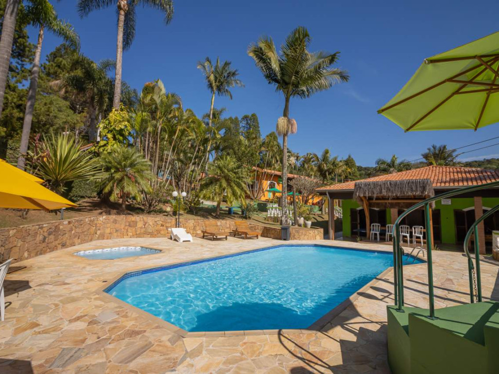 Resort privativo com piscina temática aquecida.