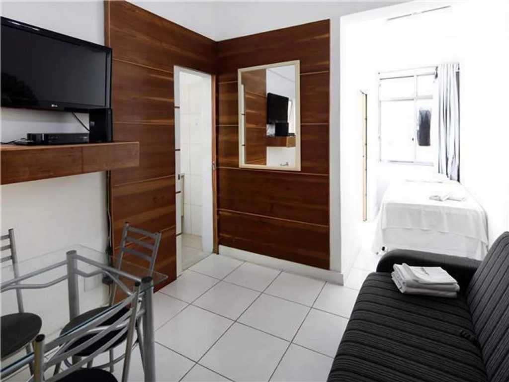 Sala e quarto simples e silencioso para 4 pessoas em Copacabana!