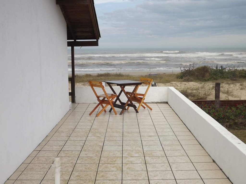Casa Dunas pé na areia, literalmente sobre as dunas da praia dos Molhes com vista exuberante do mar