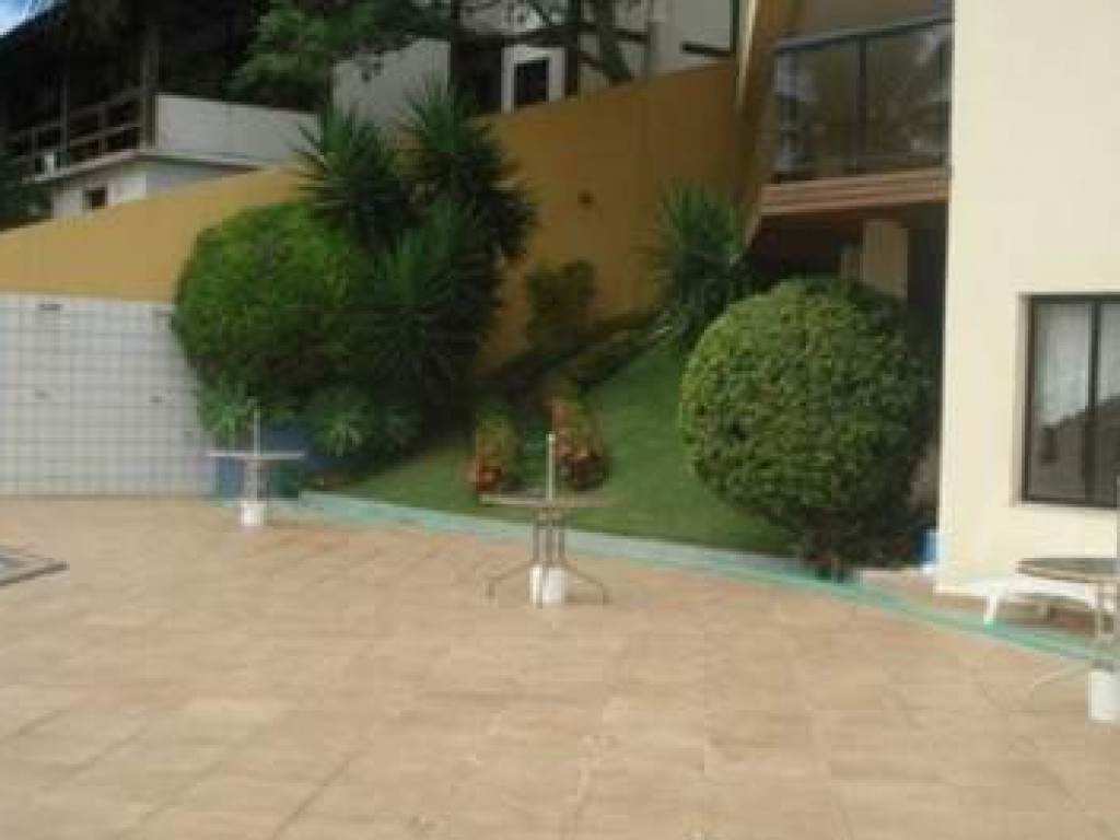 Casa em condomínio de alto padrão, com piscina e área churrasco em Guarapari