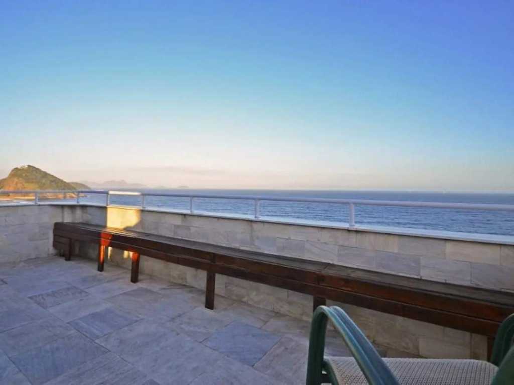 Incrivel cobertura frente mar com terraço em Copacabana!