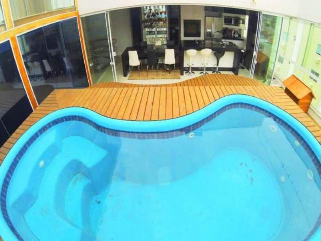 Cobertura Triplex com 4 Suítes, 4 Garagens e piscina em Balneário Camboriú