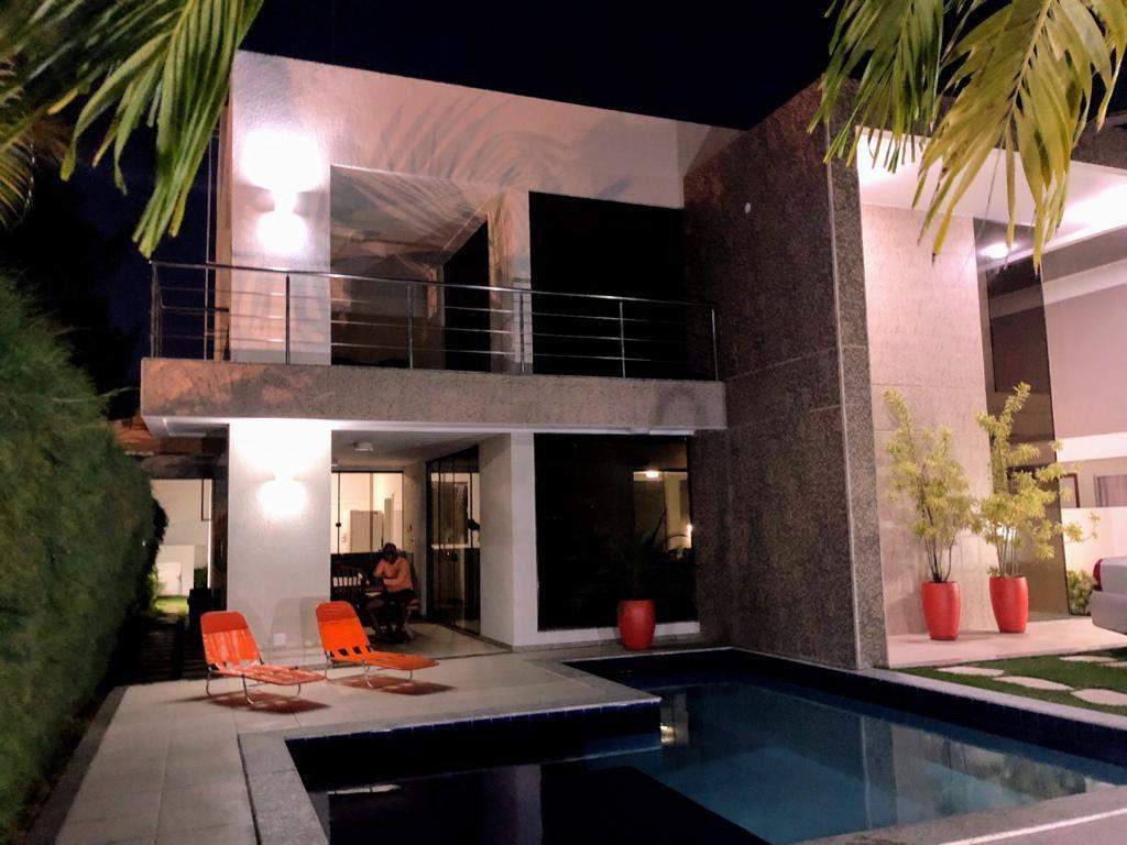 Guarajuba - Casa Nova - Excelente decoração - 5 suites com ar a 150 metros do mar