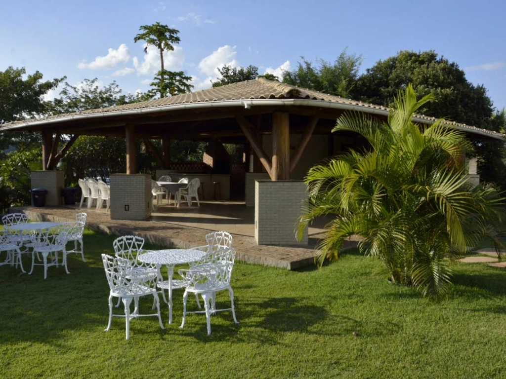 Casa confortável, arejada com lindo jardim, piscina e churrasqueira