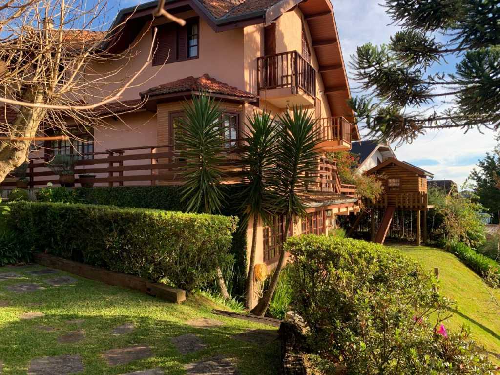 Beautiful house in gated community, Alto do Capivari - Campos do Jordão with 6 suites, wi-fi free