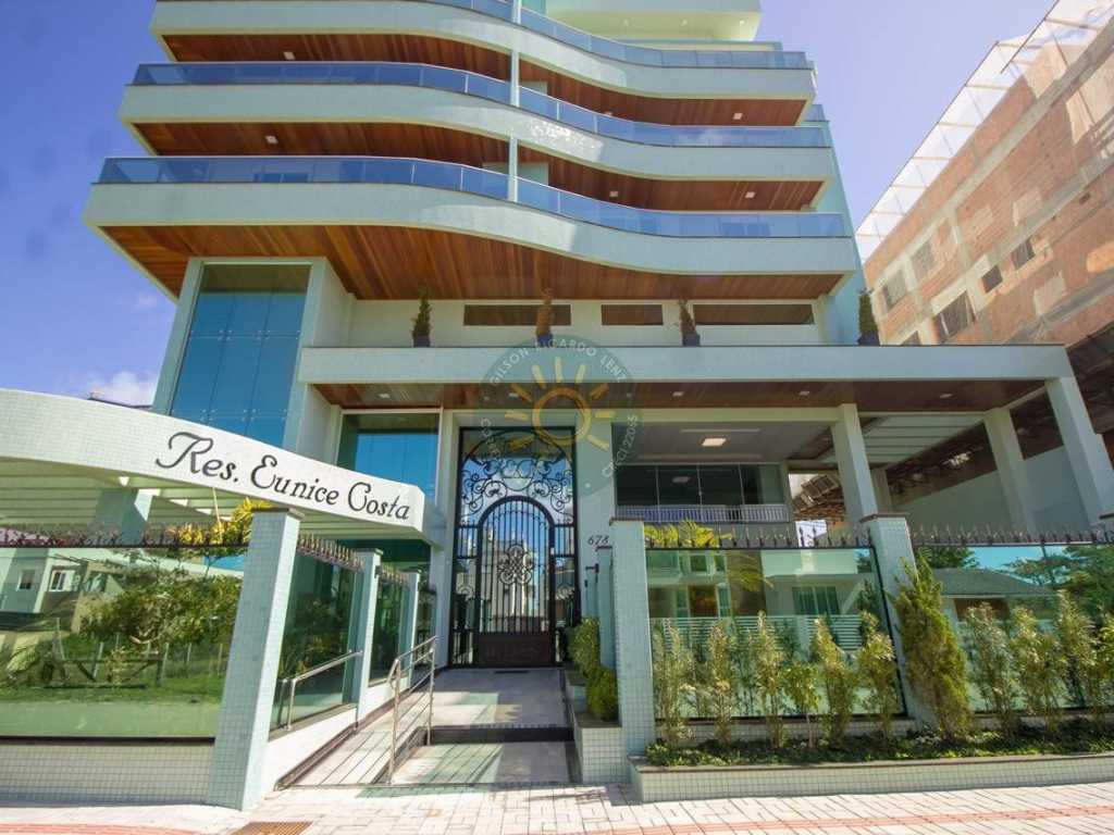 Apartamento alto padrão em edifício com piscina e vista para o mar, localizado na Praia de Canto Grande