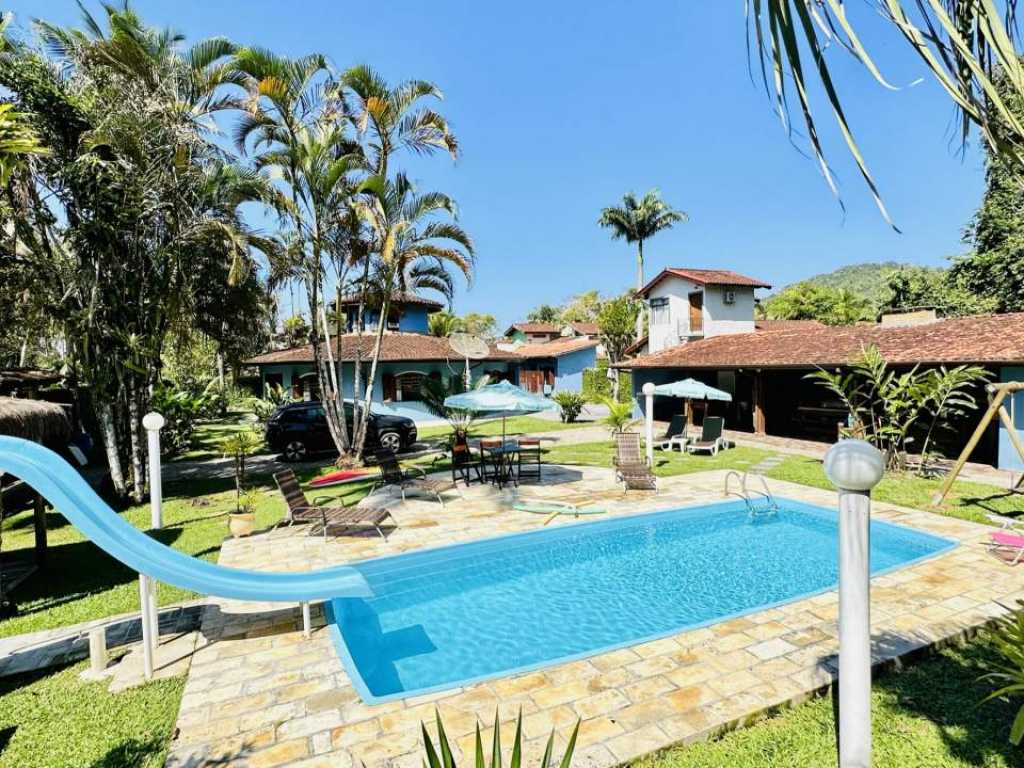 Casa no condomínio Itamambuca, ar condicionado, 60m praia, playground
