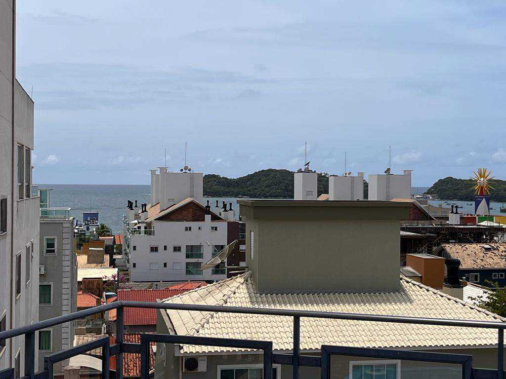 Duplex com piscina e vista para o mar