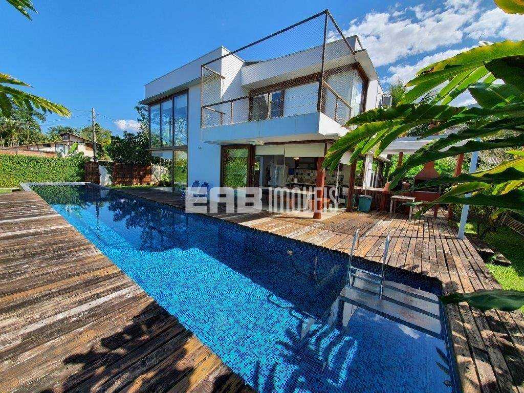 A apenas 100m da praia de Itamambuca, esta linda casa com piscina está disponível para locação de temporada - To24