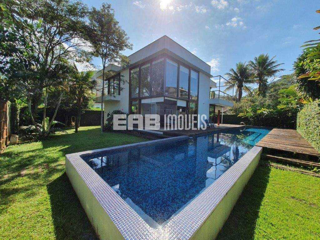 A apenas 100m da praia de Itamambuca, esta linda casa com piscina está disponível para locação de temporada - To24