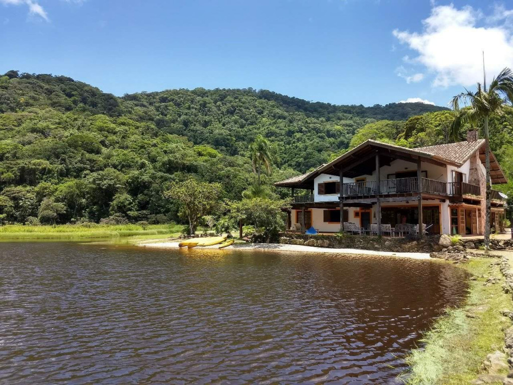 O paraíso existe e fica a apenas 190km de São Paulo. Mais de 365 hectares de Mata Atlântica na Reserva da Juréia só para você! Reserve agora