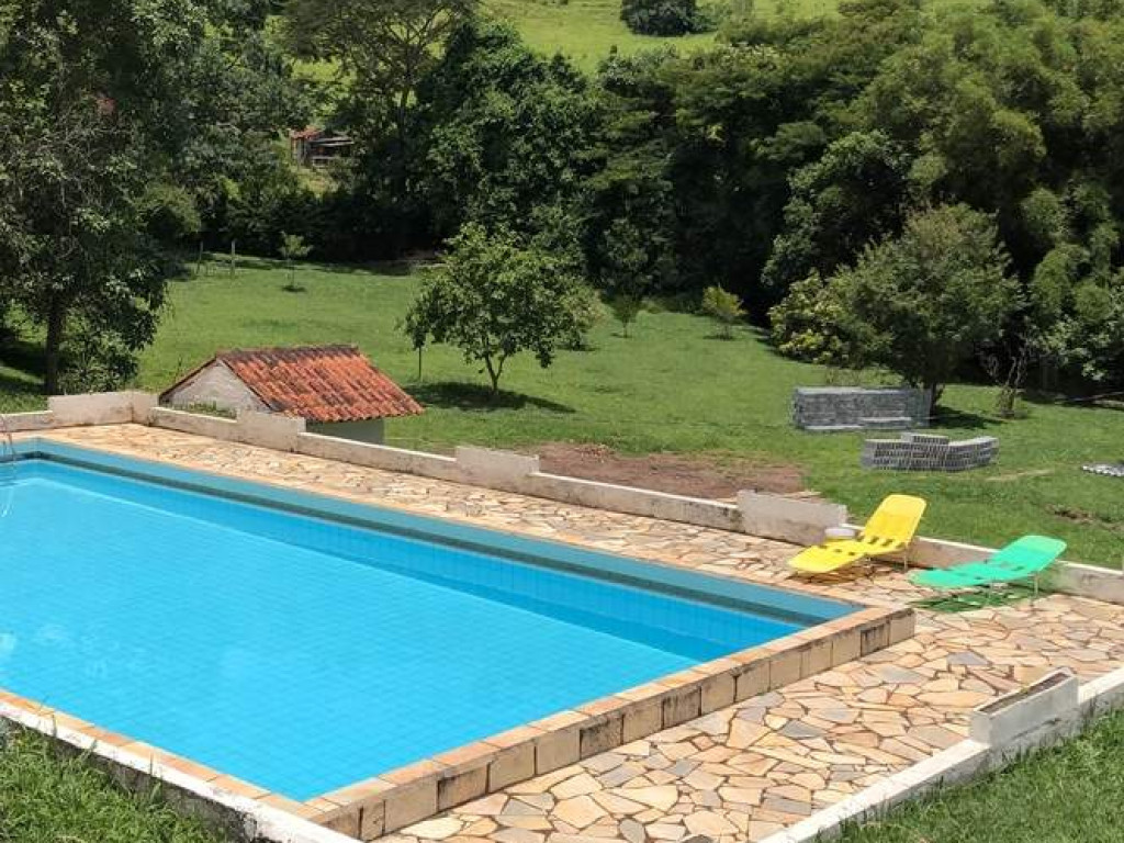 Chácara Familiar com 17.000 de área verde, em um lindo vale, piscina 12 x 6 mts.