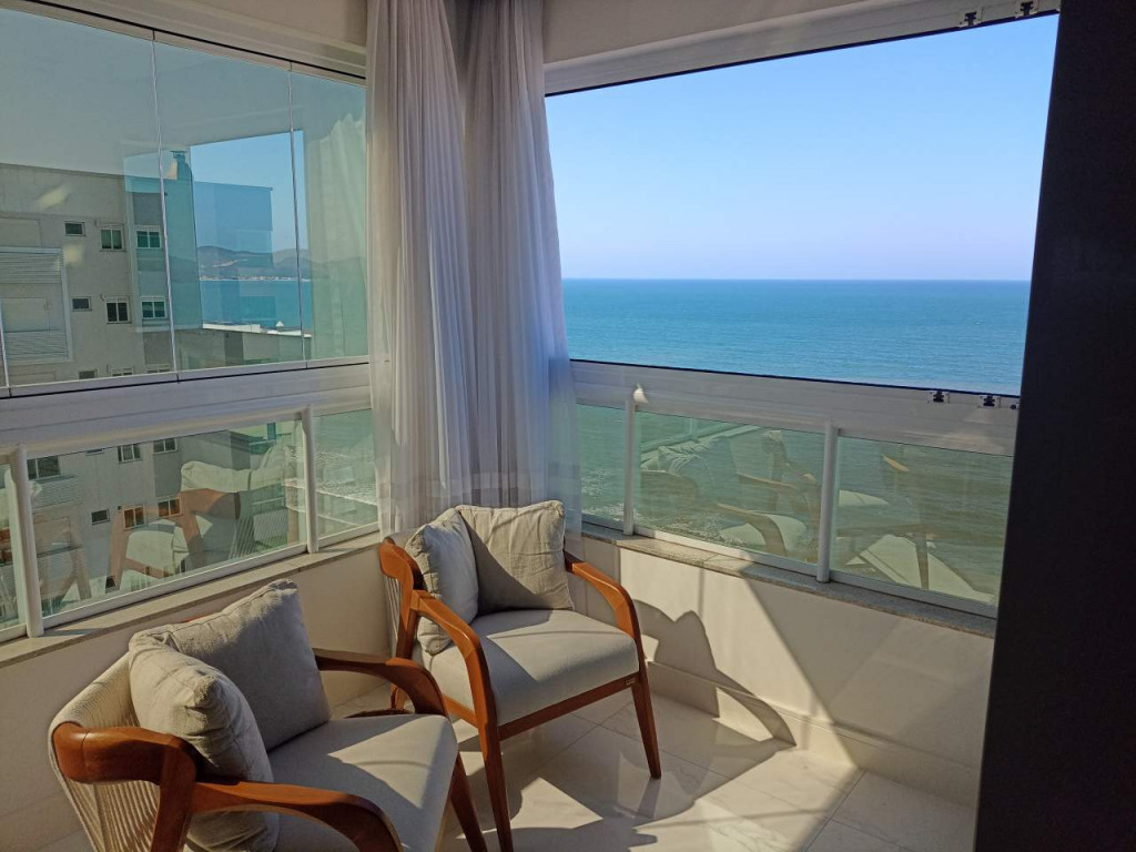 Apartamento frente al mar para Temporada, Itapema / SC, barrio Meia Praia, 4 dormitorios, 2 suites, 3 baños, 2 garajes, amueblado