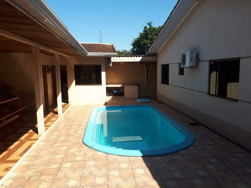 Casa completa con piscina y aire acondicionado en ubicación estratégica.