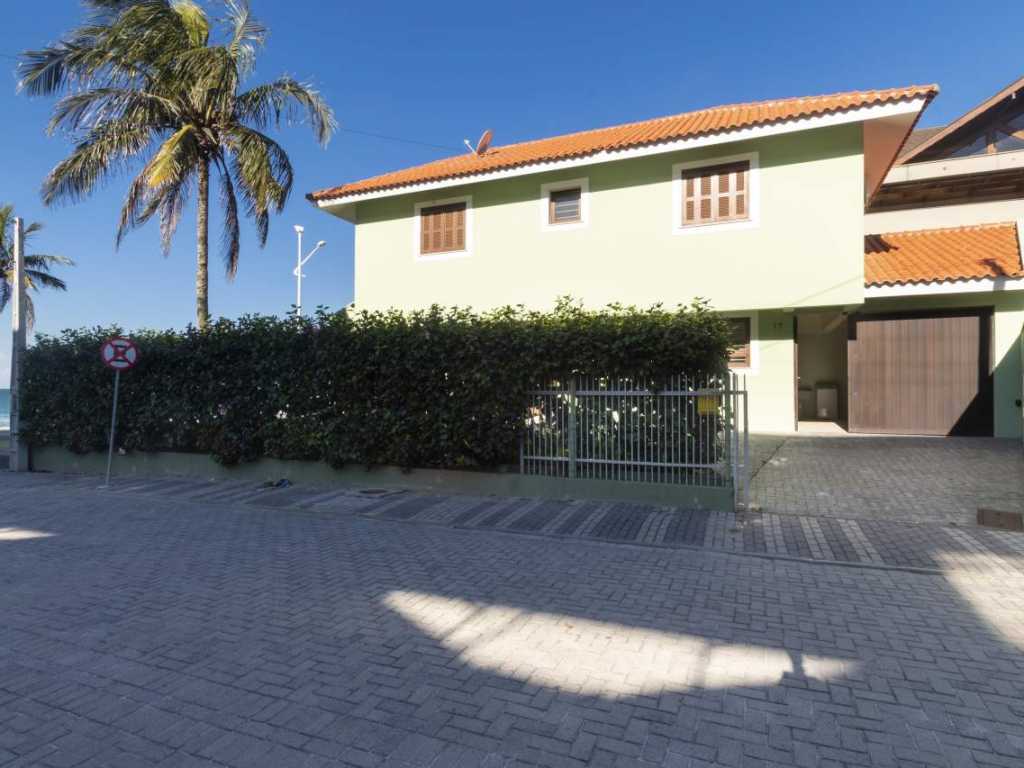House for rent 4 bedrooms and 1 suite facing the Sea in Bombas