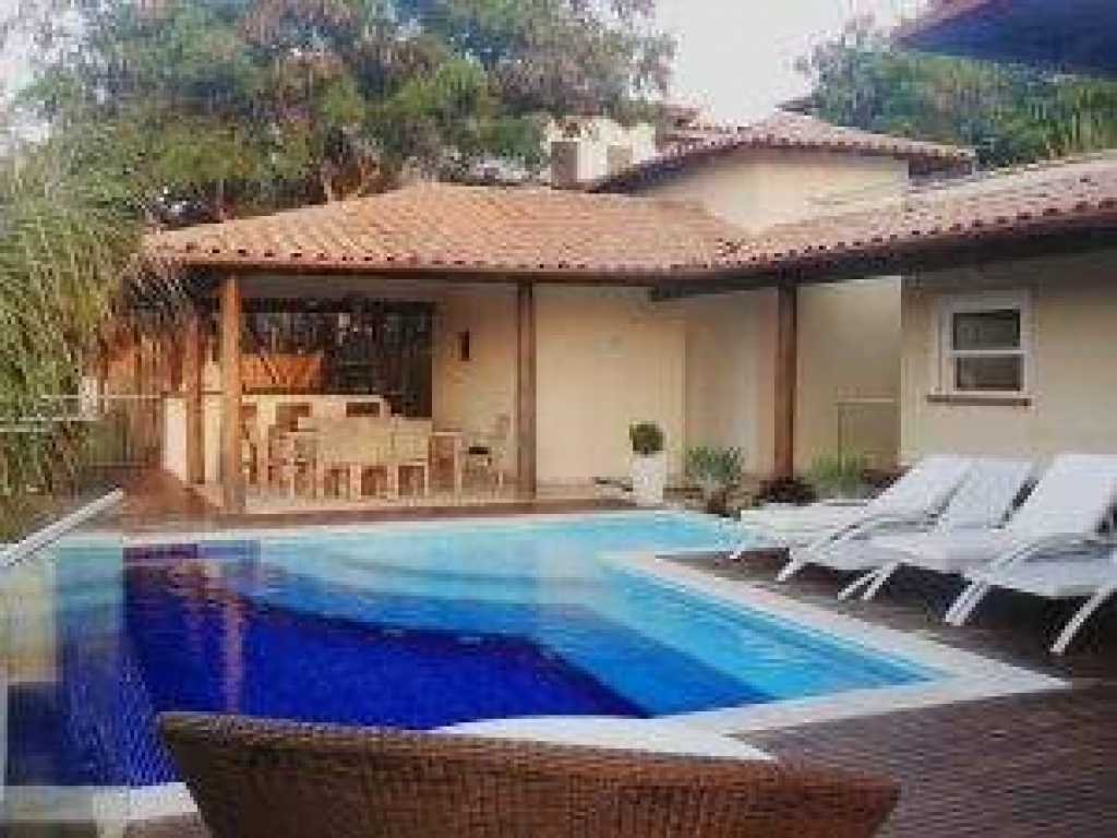 Casa com vista e piscina em condomínio pé na areia na Ferradurinha
