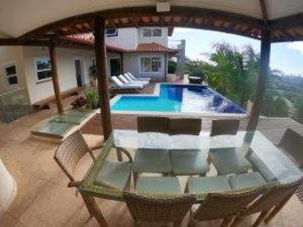 Casa com vista e piscina em condomínio pé na areia na Ferradurinha