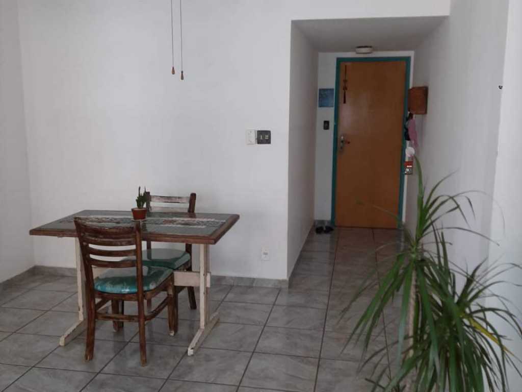 Alugo apartamento para temporada  em Guarujá SP.
