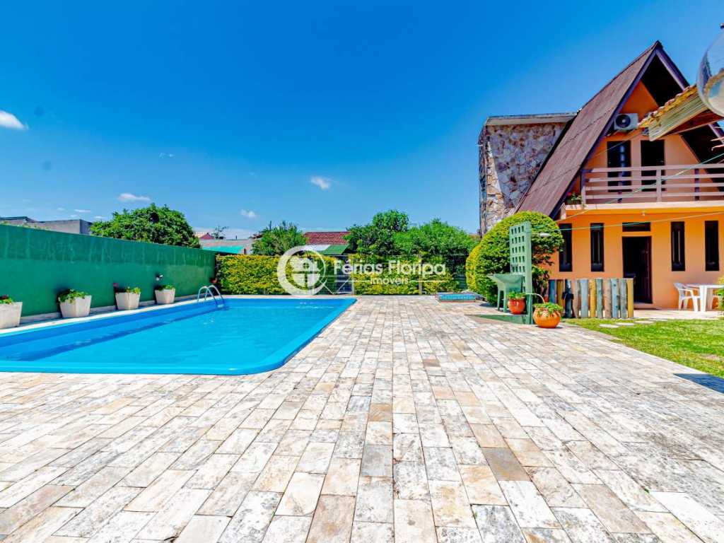 Casa Chalé Rústica Arborizada Com piscina e churrasqueira - REF 106